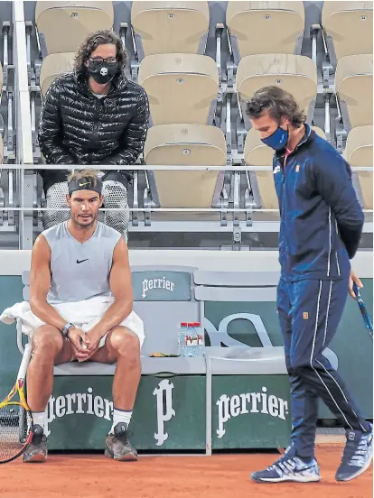  ?? Ap ?? Nadal, con su coach (Carlos Moyá): a Rafa lo preocupan las pelotas nuevas