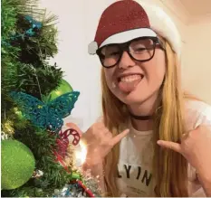  ??  ?? Janina hat sich genau überlegt, wem sie was schenkt. Sie liebt den ganzen Weihnachts­zirkus.