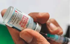  ?? AP ?? ■ A health worker prepares a Moderna Covid-19 vaccine at a vaccinatio­n centre in Lahore.