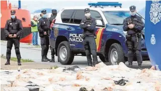  ?? // EFE ?? La Policía Nacional, en abril de 2025, tras intercepta­r el buque Karar