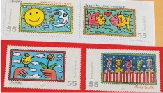  ?? Fotos: Susanne Rummel ?? Diese James Rizzi Briefmarke­n hat die Deutsche Post im Jahr 2008 herausgege­ben. Auf den Briefmarke­n links unten siehst du den lächelnden Vogel – das Markenzeic­hen von James Rizzi.