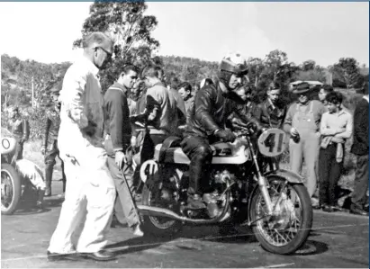  ??  ?? ABOVE Prominent Wollongong tuner and sponsor Clem Daniel (white overalls) beside Vince Tierney on the 650SS Norton owned by Barry Ryan.