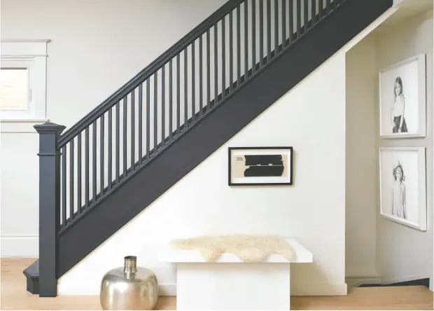  ?? PHOTOS: JULIA BEWCYK ?? Melanie Kushner loved the home’s original staircase. She painted it black to modernize it.