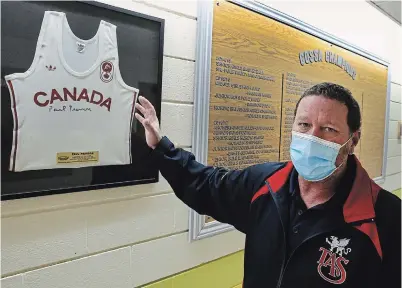  ?? CLIFFORD SKARSTEDT EXAMINER ?? Teacher Ken Hamblin gives a tour Friday of the new Hall of Champions at Thomas A. Stewart Secondary School, including Lakefield District class of 1969 student Paul Pearson.