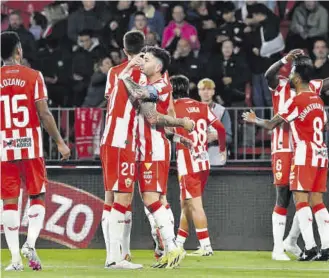  ?? // EFE ?? El Almería celebra el primer gol en el duelo andaluz que acabó en tablas