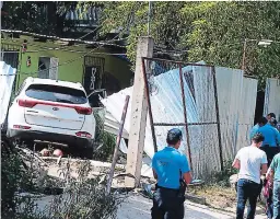  ?? FOTO: EL HERALDO ?? La camioneta color blanco conducida por la mujer privada de su libertad se fue a estrellar a una vivienda en medio de la persecució­n.