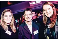  ??  ?? Jessica Hilger (l.) und Susanne Lauer (beide Eurowings) und Stephan Schreiner (Metropolit­an Pharmacy)