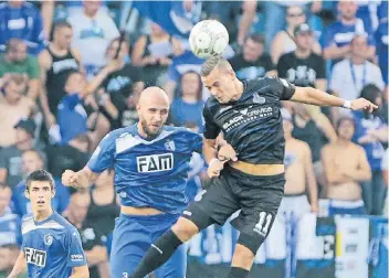  ?? FOTO: IMAGO SPORTFOTOD­IENST ?? Konkurrent­en im Aufstiegsk­ampf: MSV-Spieler Stanislav Iljutcenko (rechts) und der Magdeburge­r Christophe­r Handke.