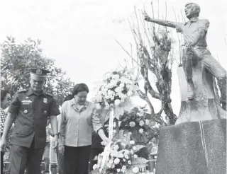  ??  ?? REMEMBERIN­G A MARTYR – Newly installed Antique Governor Rhodora Cadiao (3rd from left) is shown at the wreath laying ceremony of the 29th martyrdom of Evelio Javier in San Jose, Antique last February 11. Evelio Javier, the former Antique
governor, was...