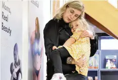  ?? ?? Anna Dietz (30) mit Tochter Sophia (3) vor ihrem Bild aus dem Projekt „Echte Mütter – Echte Schönheit“.