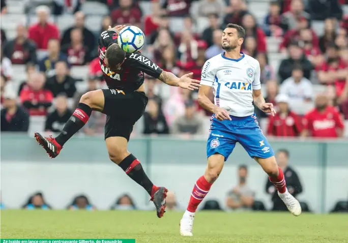  ??  ?? Zé Ivaldo em lance com o centroavan­te Gilberto, do Esquadrão