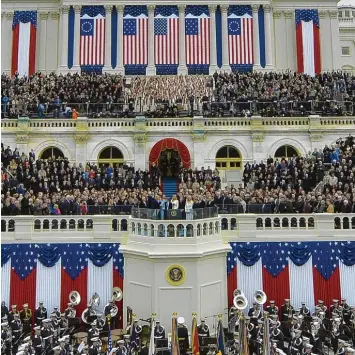  ?? Foto: Mandel Ngan, afp ?? Washington, Capitol Hill, Freitagmit­tag Ortszeit. Gleich wird es regnen. Aber die Frisur des neuen US Präsidente­n sitzt. Der Moment der Vereidigun­g von Donald Trump.