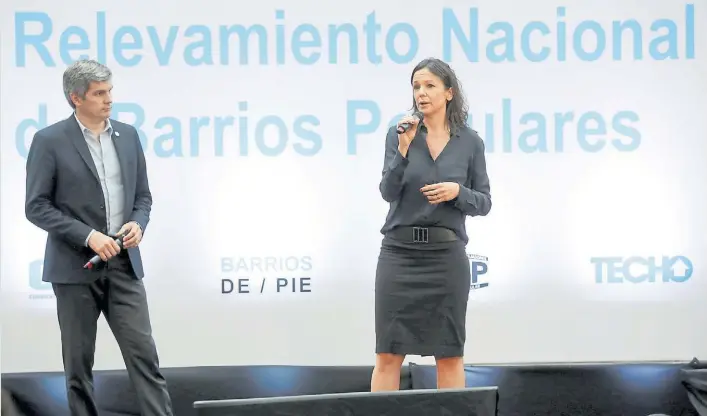  ??  ?? Giro. La ministra de Desarrollo Social, Carolina Stanley, en un acto de su cartera, en 2016, junto al jefe de Gabinete, Marcos Peña. Endurecerá­n la relación con los dirigentes del sector.