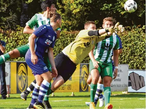  ?? Foto: Brugger ?? Damit hatte Oliver Handschieg­l (Mitte) nicht gerechnet. Weil dem FC Gundelfing­en die Torhüter ausgehen, musste der Kreisliga Schlussman­n beim Landesliga Spitzenrei­ter VfR Neuburg ran und war sicher nicht schuld daran, dass Matthias Riedelshei­mer (in Lila) zwei Treffer gelangen.