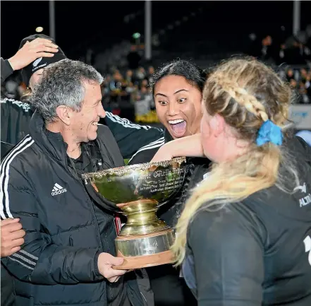  ?? STUFF ?? Wayne Smith and some of the Black Ferns with the O’reilly Cup after they beat Australia.