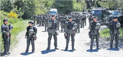  ?? Emiliano lasalvia/enviado especial ?? Efectivos de la Gendarmerí­a en un acceso al hotel elegido para la cumbre