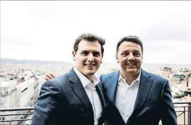  ?? CIUDADANOS ?? Albert Rivera i Matteo Renzi dimarts passat a la terrassa de l’hotel Bristol de Roma