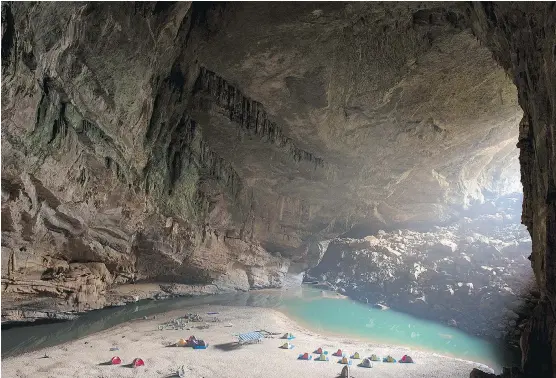  ?? PHOTOS: TIMM CHAPMAN ?? An expedition team set up a camp inside the mouth of Hang Én, the third-largest cave in the world and a direct route to the largest — Hang Son Đoòng.