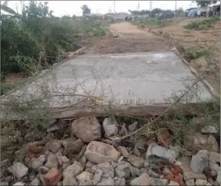  ?? ?? A makeshift bridge being constructe­d by Cowdray Park residents and their councillor Kidwell Mujuru in Bulawayo