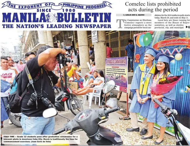  ?? (Juan Carlo de Vela) ?? TOGA TIME – Grade 12 students pose after graduation ceremonies for a souvenir photo in downtown Cebu City. March is traditiona­lly the time for commenceme­nt exercises.