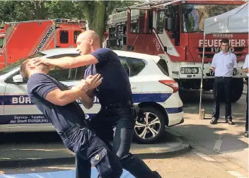  ?? RP-FOTO: JAN LUHRENBERG ?? Zwei Beamte des Außen- und Vollzugsdi­enstes des Ordnungsam­tes zeigten gestern auch, wie man erfolgreic­h körperlich­e Angriffe abwehren kann. Auch das ist in diesem Beruf manchmal nötig.