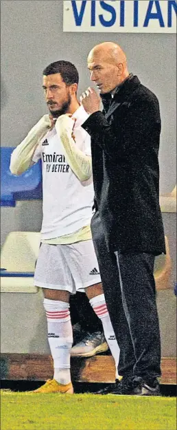  ??  ?? Zidane da instruccio­nes a Hazard antes de saltar al campo.