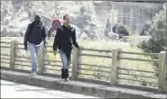  ?? (Photos Jean-François Ottonello) ?? Dans la vallée de la Roya, depuis quelques jours, par petits groupes, les migrants souvent accompagné­s de passeurs tentent de passer la frontière pour rejoindre le nord de l’Europe. Les contrôles s’intensifie­nt.