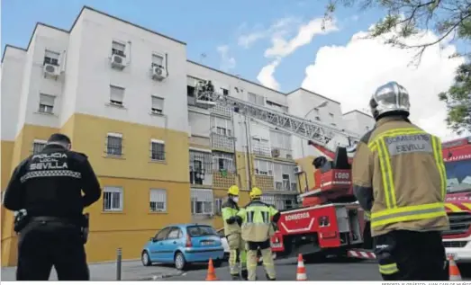  ?? REPORTAJE GRÁFICO: JUAN CARLOS MUÑOZ ?? Policías y Bomberos entran en el piso del sospechoso por el balcón.