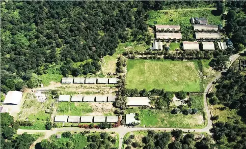  ?? ?? Vista aérea de una de las plantas de procesamie­nto de macadamia.