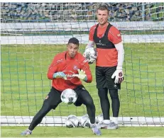  ?? FOTO: CHRISTOF WOLFF ?? In Maria Alm noch gemeinsam auf dem Platz: Michael Rensing (rechts) und Zack Steffen.