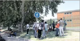  ?? PICTURE: DIMPHO MAJA/AFRICAN NEWS AGENCY/ANA) ?? HOPING TO REGISTER: First-year applicants wait outside the UJ campus in Auckland Park yesterday.