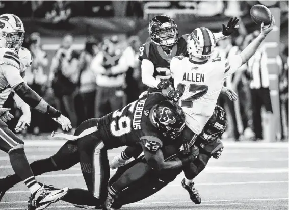  ?? Brett Coomer / Staff photograph­er ?? Texans outside linebacker Whitney Mercilus (59) sacks Bills quarterbac­k Josh Allen during the fourth quarter Saturday at NRG Stadium.