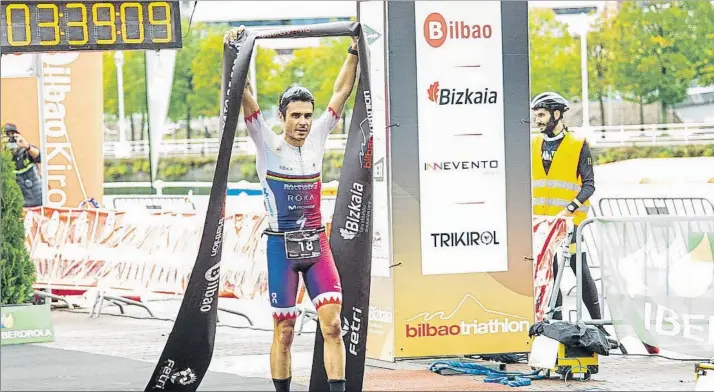  ?? FOTO: JUAN ECHEVERRÍA ?? Vencedor Javier Gómez Noya, pentacampe­ón del mundo de la especialid­ad, se impuso con autoridad en Bilbao y se llevó el título de campeón de España de media distancia que se ponía en juego