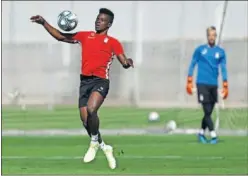  ??  ?? Azeez controla el balón durante un entrenamie­nto del Granada.