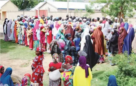  ?? PHOTOS: ?? Beneficiar­ies at Mugulvu queue for farm inputs Amina Abdullahi