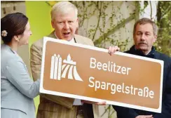  ?? Foto: dpa/Maurizio Gambarini ?? Bürgermeis­ter Bernhard Knuth (M.) wirbt für Beelitz.