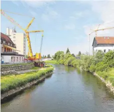  ??  ?? Wo bislang die Brücke war, ist nun nichts mehr. Es bietet sich ein freier Blick auf den Kanal.