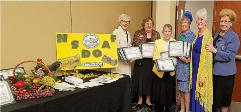  ?? Submitted photo ?? Maralou Spear, Jo Ann Cooper, Mary-Reid Warner, Ambassador Linda Vandenberg White, Sheila Beatty-Krout and Nan Ackerman congratula­te and present Beatty-Krout with 21 approved ancestors’ certificat­es.