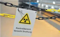  ?? FOTO: JOCHEN LÜBKE/DPA ?? Warnschild in einem atomaren Zwischenla­ger.