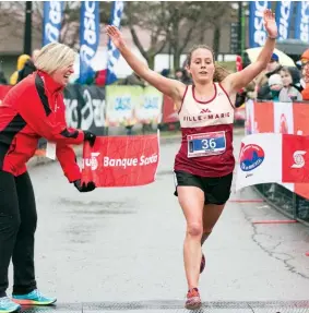  ??  ?? LEFT Jullien Flynn wins the 2017 Banque Scotia 21K de Montreal 5K in 17:42