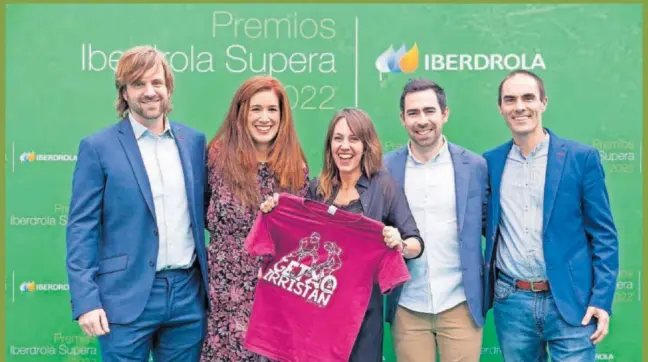  ?? ?? Integrante­s del Club Getxo Irristan en la gala de los Premios Supera Base (IBERDROLA).