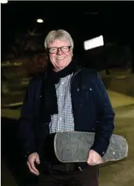  ?? FOTO: JACOB BUCHARD ?? Arvid Solheim, leder for Blå Kors i Kristiansa­nd, er storfornøy­d med at organisasj­onen har overtatt skateparke­n på Lund. Å teste ut skateboard­et turte han imidlertid ikke.