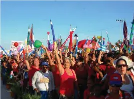  ??  ?? Los desfiles y actos tendrán unidas varias generacion­es de cubanos. | foto: Ramón Barreras Ferrán