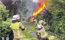  ?? BILD: FEUERWEHR OLDENBURG ?? Laube im Vollbrand: Die Feuerwehr musste zum Marschweg ausrücken.