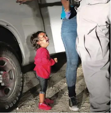  ?? Foto: John Moore, afp ?? Dieses Foto eines schreiende­n Mädchens, das Angst hat, von seiner Mutter getrennt zu werden, hat in den USA schnell die Runde gemacht. Es ist jetzt ein Symbol der „Null Toleranz Politik“Präsident Donald Trumps.