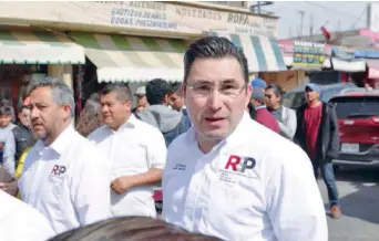  ??  ?? Fernando González Sánchez, yerno y otrora operador de la ex lideresa sindical Elba Esther Gordillo, asistió a un evento de López Obrador en Tezontepec de Aldama.