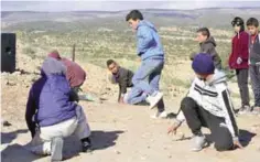  ??  ?? Tunisian children perform on Mount Sammama.