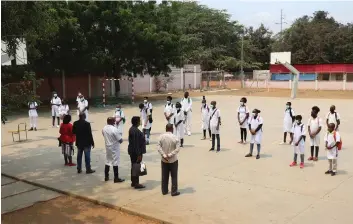  ?? JOÃO GOMES E AGOSTINHO NARCISO | EDIÇÕES NOVEMBRO ?? Professore­s aproveitar­am o primeiro dia de aulas para trocar impressões sobre a Covid-19