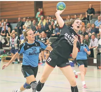  ?? RP-FOTO: STEPHAN KÖHLEN ?? Spielerin des Abends: Handball-Talent Leonie Fagin (mit Ball) steuerte zum deutlichen Auftaktsie­g der gerade erst in die Oberliga aufgestieg­enen Haanerinne­n 14 Treffer bei (drei davon per Siebenmete­r).