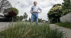  ?? CHRIS SKELTON/STUFF ?? Christchur­ch man Phil Yarrall feels the city council’s water charge is unfair, and he has stopped mowing the berm outside his home in protest.